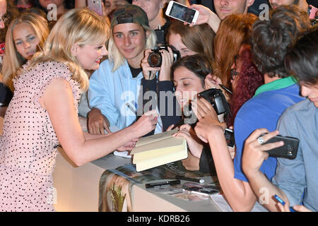 L'actrice américaine Kirsten Dunst assiste à la première pour Woodshock pendant le 74e Festival du Film de Venise à Venise, Italie. © Paul Treadway Banque D'Images