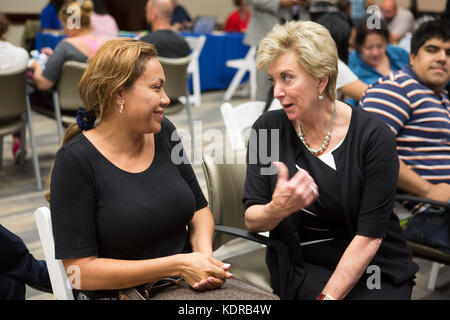 Linda McMahon (à droite), administratrice de l'administration des petites entreprises des États-Unis, s'adresse à un résident de Floride à la suite de l'ouragan Irma, lors d'une visite au centre de reprise après sinistre de la FEMA au campus de Kendall du Miami-Dade College le 27 septembre 2017 à Miami, en Floride. Banque D'Images