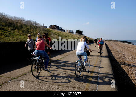 Les touristes à vélo et de la marche dans la ville côtière de herne Bay East Kent uk octobre 2017 Banque D'Images