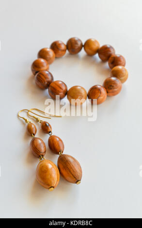 Boucles d'artisanal et bracelet fait de bois d'olivier, isolé sur fond blanc Banque D'Images