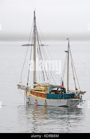 Petit yacht vide, flottant Banque D'Images