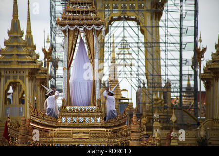 La Thaïlande. 15 oct, 2017. ont pris part à la répétition générale de la procession qui portera l'urne d'or de Sa Majesté le roi Bhumibol Adulyadej le crématorium à Sanam Luang. Bangkok, le 15 octobre 2017. crédit : panupong changchai/pacific press/Alamy live news Banque D'Images