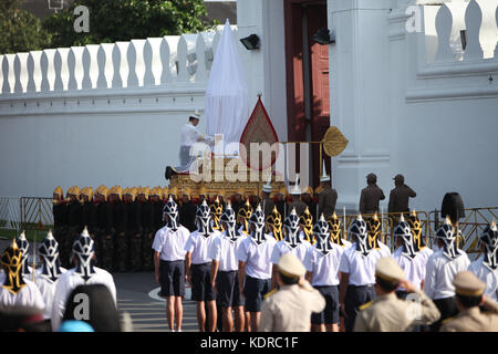 La Thaïlande. 15 oct, 2017. ont pris part à la répétition générale de la procession qui portera l'urne d'or de Sa Majesté le roi Bhumibol Adulyadej le crématorium à Sanam Luang. Bangkok, le 15 octobre 2017. crédit : panupong changchai/pacific press/Alamy live news Banque D'Images