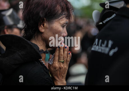 La Thaïlande. 15 oct, 2017. ont pris part à la répétition générale de la procession qui portera l'urne d'or de Sa Majesté le roi Bhumibol Adulyadej le crématorium à Sanam Luang. Bangkok, le 15 octobre 2017. crédit : panupong changchai/pacific press/Alamy live news Banque D'Images