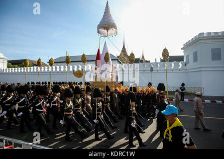 La Thaïlande. 15 oct, 2017. ont pris part à la répétition générale de la procession qui portera l'urne d'or de Sa Majesté le roi Bhumibol Adulyadej le crématorium à Sanam Luang. Bangkok, le 15 octobre 2017. crédit : panupong changchai/pacific press/Alamy live news Banque D'Images