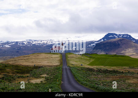 Ingjaldshólskirkja, construite en 1903, la plus ancienne église en béton d'Islande. Ingjaldshóll, péninsule de Snæfellsnes, Islande. Banque D'Images