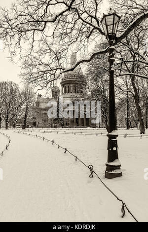 Landmark architecture à St Petersburg, Russie : la cathédrale Saint Isaac et parc en face d'elle par jour d'hiver avec lanterne vintage et arbres couverts Banque D'Images