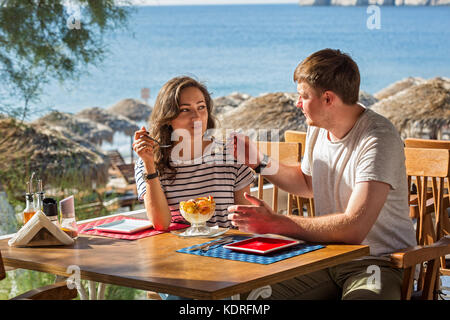 Jeune couple dans la région de beach cafe le plaisir de manger de la crème glacée aux fruits frais Banque D'Images