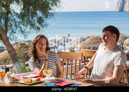 Jeune couple dans la région de beach cafe le plaisir de manger de la crème glacée aux fruits frais Banque D'Images