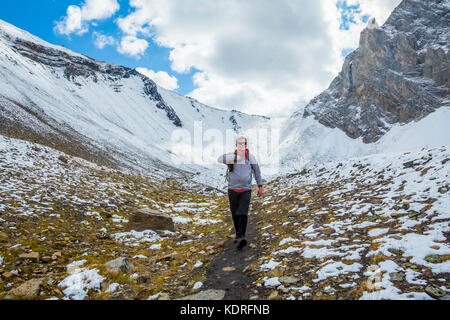 Randonnée dans la région du Cirque de Pocaterra près de Highwood Pass dans le pays de Kananaskis, Alberta, Canada. Banque D'Images