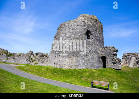 Les ruines d'un château à Aberystwyth Ceredigion pays de Galles Royaume-Uni Banque D'Images