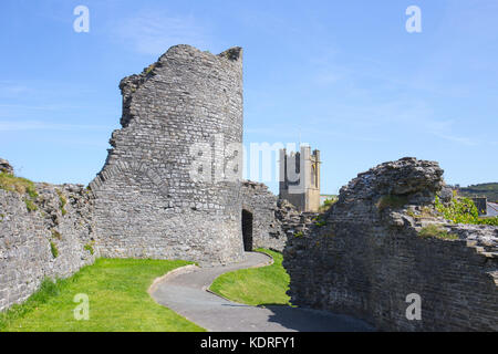 Les ruines du château avec l'église St Michael's à Aberystwyth Ceredigion Wales UK Banque D'Images