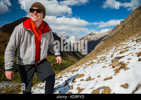 Randonnée dans la région du Cirque de Pocaterra près de Highwood Pass dans le pays de Kananaskis, Alberta, Canada. Banque D'Images