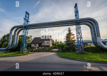 Tuyaux de chauffage au-dessus du sol près de la ville de Gryfino, Voïvodeship de Poméranie occidentale en Pologne Banque D'Images