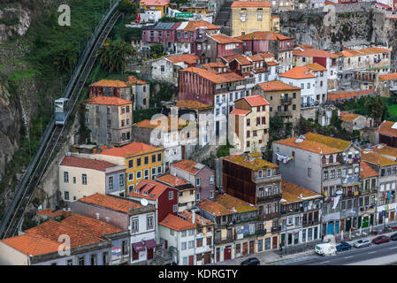 Vue aérienne depuis le pont Dom Luis I sur la vieille partie de Porto, Portugal. Vue avec le funiculaire de Guindais Banque D'Images