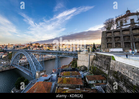 Célèbre pont d'arche Dom Luis I entre les villes de Porto et Vila Nova de Gaia, Portugal. Monastère de Serra do Pilar sur la gauche Banque D'Images