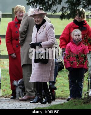 Sandringham, ROYAUME-UNI - 02 JANVIER; la reine Elizabeth II, le prince Edward et Sophie Wessex se joignent aux membres de la famille royale au service de l'église du dimanche sur le Sandringham Estate Norfolk. Le 2 janvier 2011 à Sandringham, Angleterre Personnes: HRH La Reine transmission Ref: MNCUK1 crédit: Hoo-Me.com/MediaPunch ***NO UK*** Banque D'Images