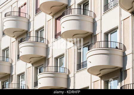 Balcon sur toute la façade de l'immeuble d'appartements moderne - Banque D'Images