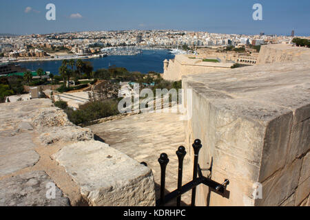 Paysage urbain à Malte. Avis de Marsamxett, Gzira et Sliema de Hastings Gardens à Valletta Banque D'Images