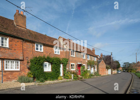 Charmant vieux chalets dans village Greywell, Hampshire, Royaume-Uni Banque D'Images