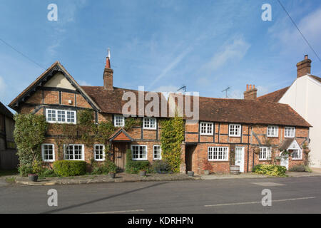 Charmant vieux chalets dans village Greywell, Hampshire, Royaume-Uni Banque D'Images