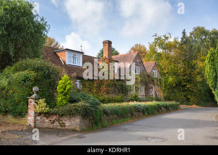 Jolis cottages et jardins en village Greywell, Hampshire, UK en automne Banque D'Images