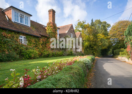 Jolis cottages et jardins en village Greywell, Hampshire, UK en automne Banque D'Images