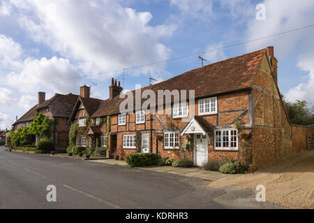 Vieux chalets dans village Greywell, Hampshire, Royaume-Uni Banque D'Images