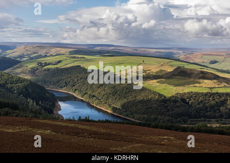 Vue depuis la colline de gagner plus de ladybower reservoir et Derwent Valley, parc national de Peak District, Derbyshire, Royaume-Uni Banque D'Images