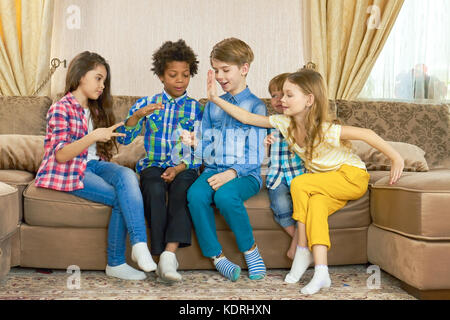 Les enfants jouent pierre papier ciseaux. Banque D'Images