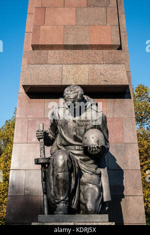Berlin, Allemagne - octobre 2017 : statue d'un soldat russe au monument commémoratif de guerre soviétique et dans le cimetière militaire de Berlin, dans le parc de Treptow Banque D'Images