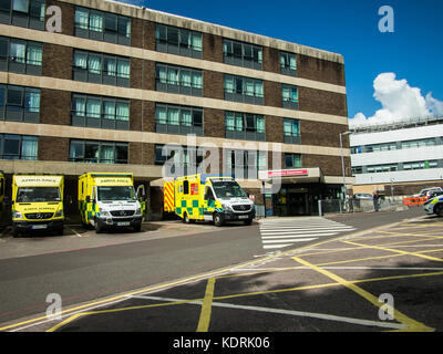 Les ambulances garées devant le Queen Alexandra Hospital, accidents et urgences, Portsmouth, Hampshire. Banque D'Images