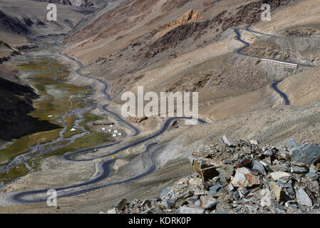 Mountain Valley : bande d'asphalte gris s'étend le long de la pente de la colline et descend dans la vallée de la rivière bleue, passer dans les montagnes. Banque D'Images