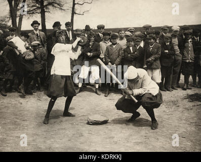 New York Giants 'féminin' - Mme McCullum catcher et Mme Ryan au bat. Juillet, 1913 Banque D'Images