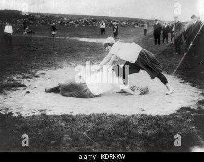 Baseball - New York Giants 'femelle' : Mlle Schnall, catcher, et Mlle. Slachu avec mains sur la plaque, Juillet 1913 Banque D'Images