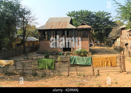 Minhla Village sur la droite (ouest) de la rivière Irrawaddy au Myanmar (Birmanie). Banque D'Images