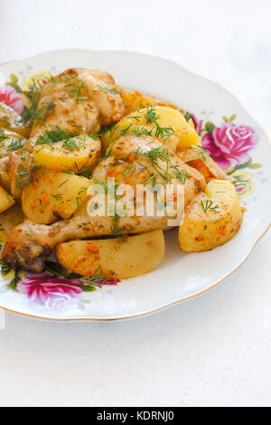 Cuisse de poulet rôti avec des pommes de terre on white plate Banque D'Images