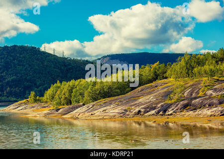 Vue sur le fjord. Rocky seashore. La belle nature de la Norvège. Banque D'Images