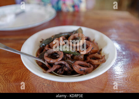 La nourriture traditionnelle, philippines adobo calmars Banque D'Images