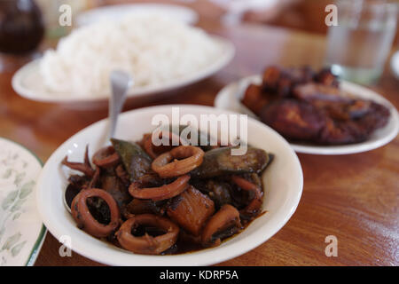 La nourriture traditionnelle, philippines adobo calmars Banque D'Images