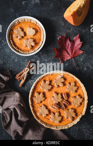 Tarte à la citrouille faits maison pour le dîner de Thanksgiving sur table dark slate avec des décorations de Noël. Vue de dessus de table d'automne. La nourriture, jour de Thanksgiving ou halloween Banque D'Images