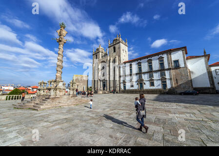 Pillory devant la cathédrale catholique romaine de se à Porto, deuxième plus grande ville du Portugal. Vue avec le cloître et le bâtiment Chapter House Banque D'Images