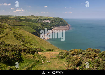 Vue panoramique le long de la côte nord du Devon à partir de l'avant-pays, Brendon towrds Lynmouth sur le South West Coast Path dans Exmoor National Park, Royaume-Uni Banque D'Images