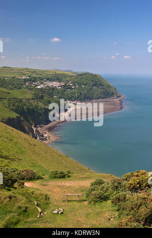 Vue panoramique le long de la côte nord du Devon à partir de l'avant-pays, Brendon towrds Lynmouth sur le South West Coast Path dans Exmoor National Park, Royaume-Uni Banque D'Images