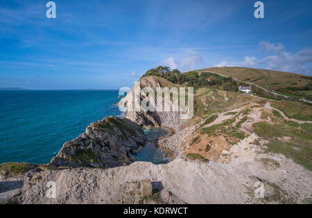 Trou d'escalier près de l'anse de Lulworth Dorset en montrant les strates de calcaire plié appelé crumple de Lulworth. Angleterre, Royaume-Uni Banque D'Images