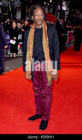 Clarke Peters assistera à la première de trois panneaux d'affichage à l'extérieur d'ebbing, Missouri, au gala de clôture du BFI London film Festival, à l'Odeon Leicester Square, Londres. Banque D'Images