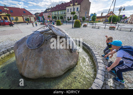 Fontaine d'une grande espèce de langouste sur la place principale de la ville de Moryn dans le comté de Gryfino, Voïvodeship de Poméranie occidentale en Pologne Banque D'Images