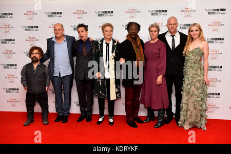 Peter Dinklage (de gauche à droite), Woody Harrelson, Sam Rockwell, Sandy Martin, Clarke Peters,Frances McDormand, Martin McDonagh et Kathryn Newton assistent à la première de trois panneaux publicitaires à l'extérieur d'Ebbing, Missouri, au gala de clôture du BFI London film Festival, à l'Odeon Leicester Square, Londres. Banque D'Images