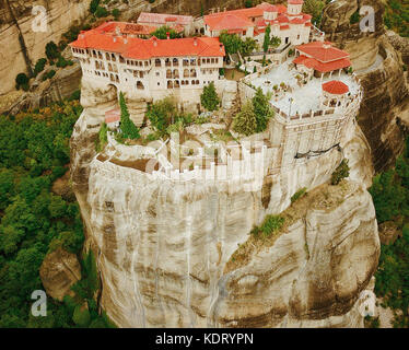 Belle photo aérienne des formations rocheuses et des monastères de Meteora, Grèce. Banque D'Images