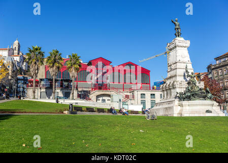 Infante D. Henrique (Prince Henry le navigateur) statue à Porto, au Portugal. Hard Club (anciennement marché Ferreira Borges) en arrière-plan Banque D'Images